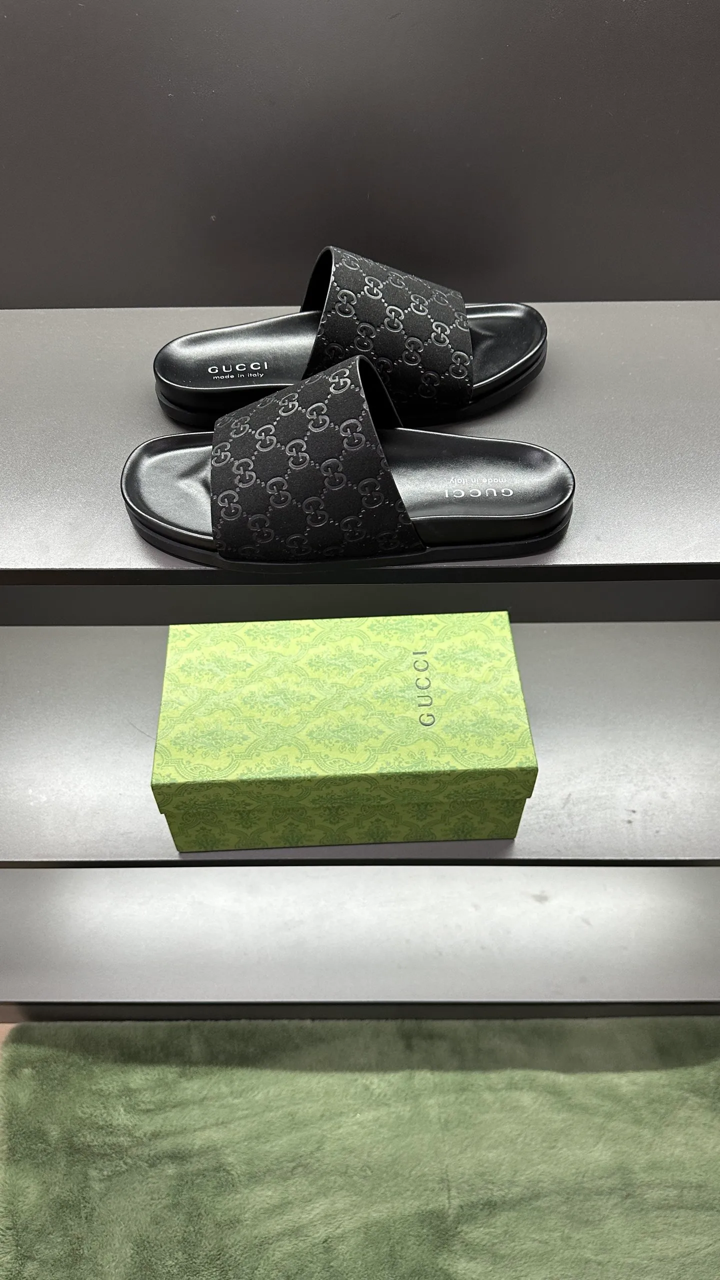 [G Home New Style] P: 300💰Men's size 39~45, (46. Customized) This slipper is made of GG polyester fiber and is decorated with a Gucci label on the front, which adds a striking logo feel to the style. "Gucci Made in Italy" stamped label Rubber sole Flat Made in Italy